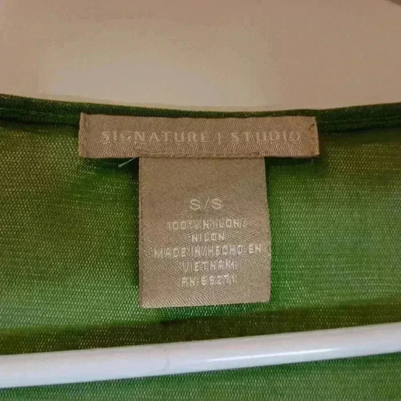 ~FREE WITH PURCHASE~Lady's signature studio top (#514) - Picture 4 of 5